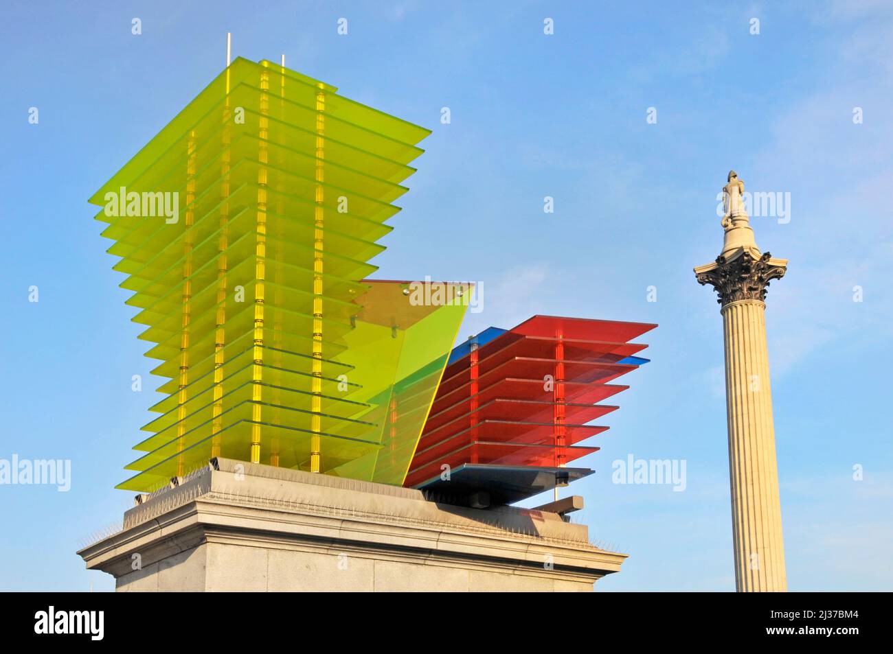Vierter Sockel Trafalgar Square London mehrfarbiger Glasbau ‘Model for a Hotel’ von Thomas Schütte, einem zeitgenössischen Künstler, der von der Nelsons-Säule übersehen wird Stockfoto