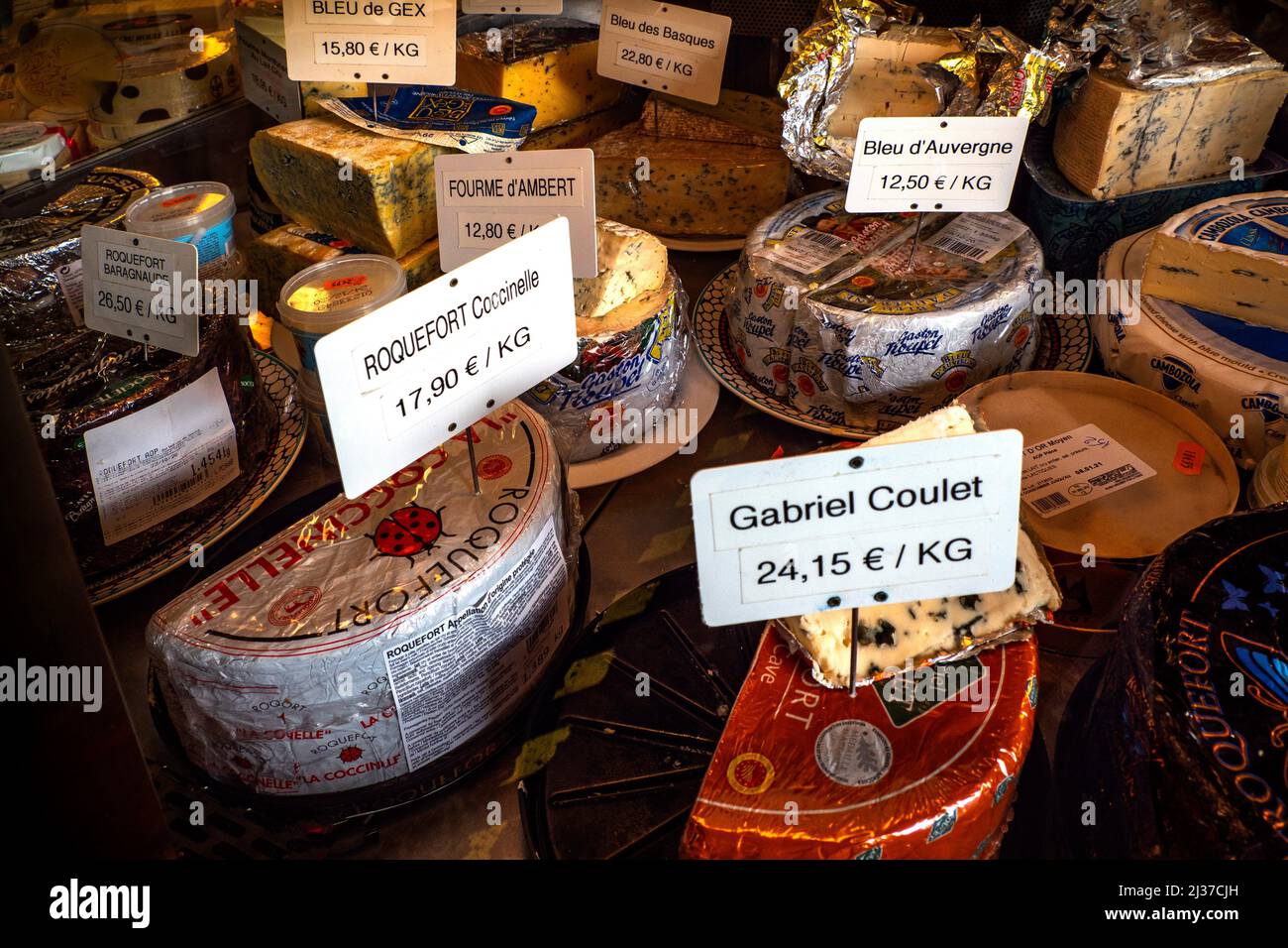 Einige der mehr als 400 Käsesorten aus Frankreich. Stockfoto