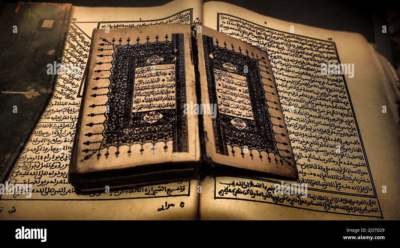 Religion- Islam- Koran- (XIXc) auf einem alten Buch. Stockfoto