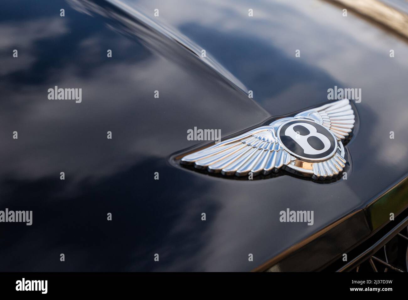 Slowenien, Ljubljana - März 9 2022: Bentley-Emblem des Luxuswagens. Stockfoto