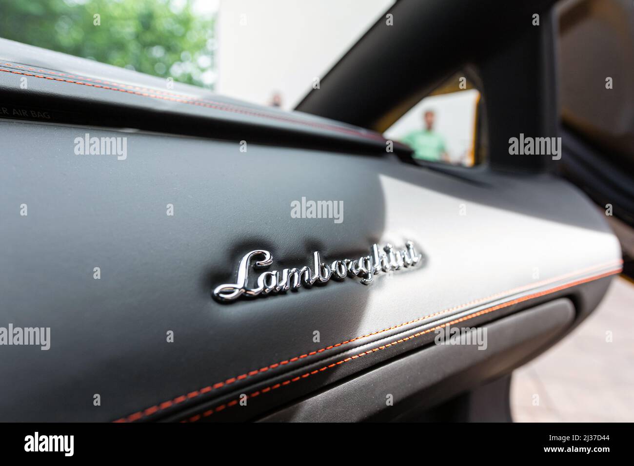 Slowenien, Ljubljana - Juli 5 2021: Gelber Luxus-Supersportwagen Lamborghini Aventador auf der Straße. Stockfoto