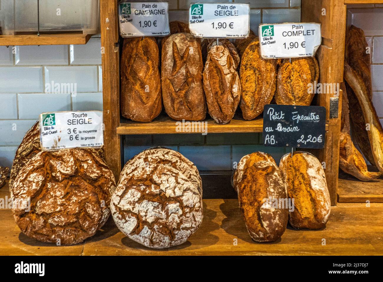 France-Nouvelle Aquitaine-Gironde - große Auswahl an Broten, in einer Bäckerei in Bordeaux. Stockfoto