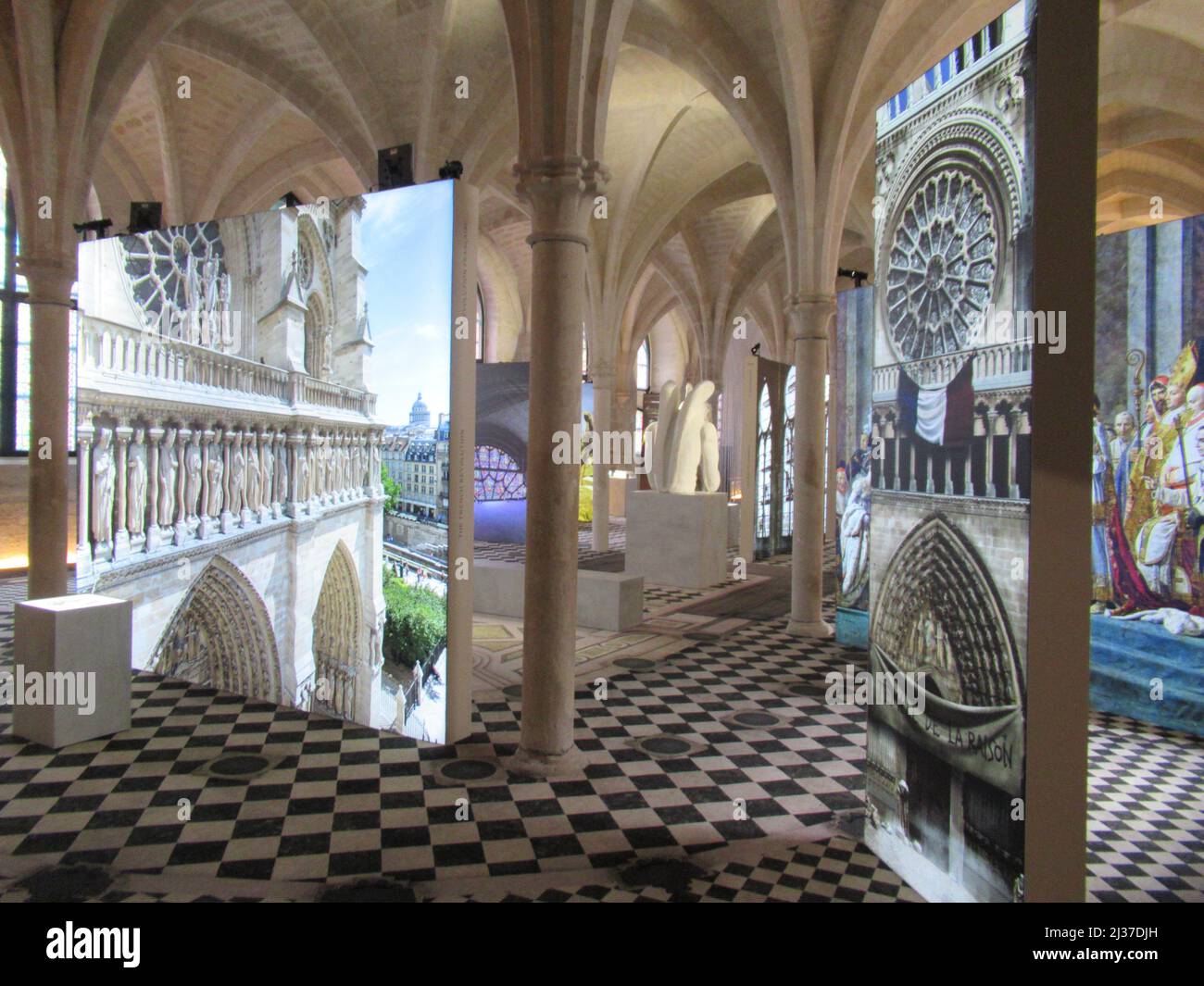 Paris, Frankreich. 04. April 2022. Drei Jahre nach Ausbruch des Großbrands in Notre-Dame in Paris am 15. April 2019 bietet eine interaktive Multimedia-Show den Besuchern eine Reise in die mehr als 850-jährige Geschichte der weltberühmten Kathedrale. Paris ist die erste europäische Etappe der Hightech-Show, die ab Mitte Juli im Palais im Großen Garten in Dresden zu sehen ist. (To dpa 850 Jahre Notre-Dame: Erste Multimedia-Show beginnt in Paris) Credit: Sabine Glaubitz/dpa/Alamy Live News Stockfoto