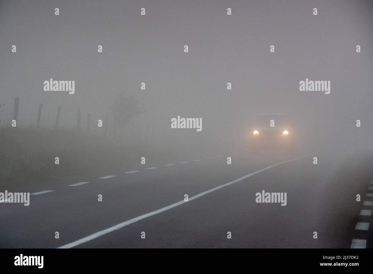 Straße im Nebel,... Stockfoto