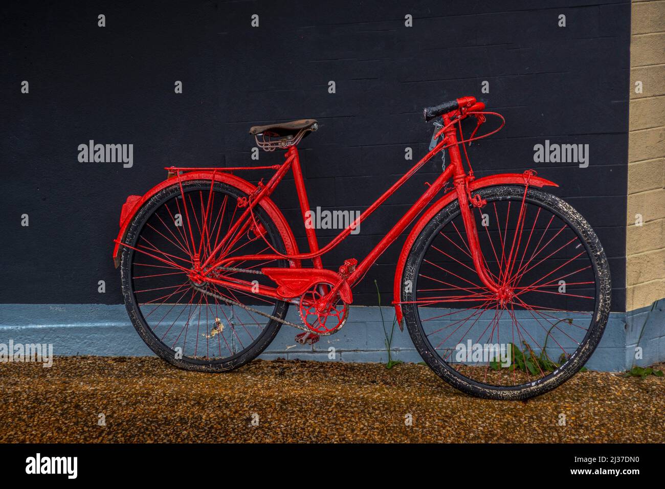 Rotes Fahrrad. Stockfoto