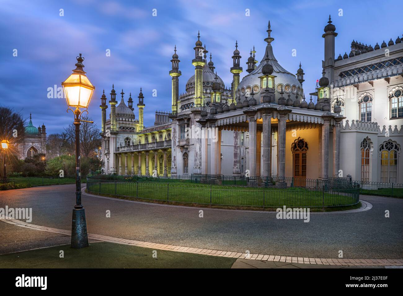 Der Royal Pavilion, auch bekannt als Brighton Pavilions, ist eine ehemalige königliche Residenz der Klasse I, die sich an der Grand Parade in Brighton befindet. Der pa Stockfoto