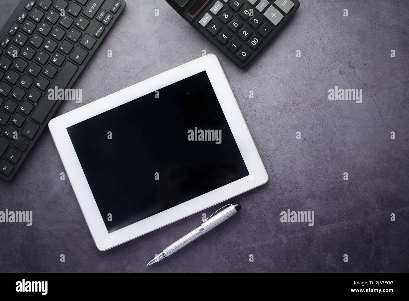 Flache Komposition aus digitalem Tablet und Büromaterial auf schwarzem Hintergrund Stockfoto