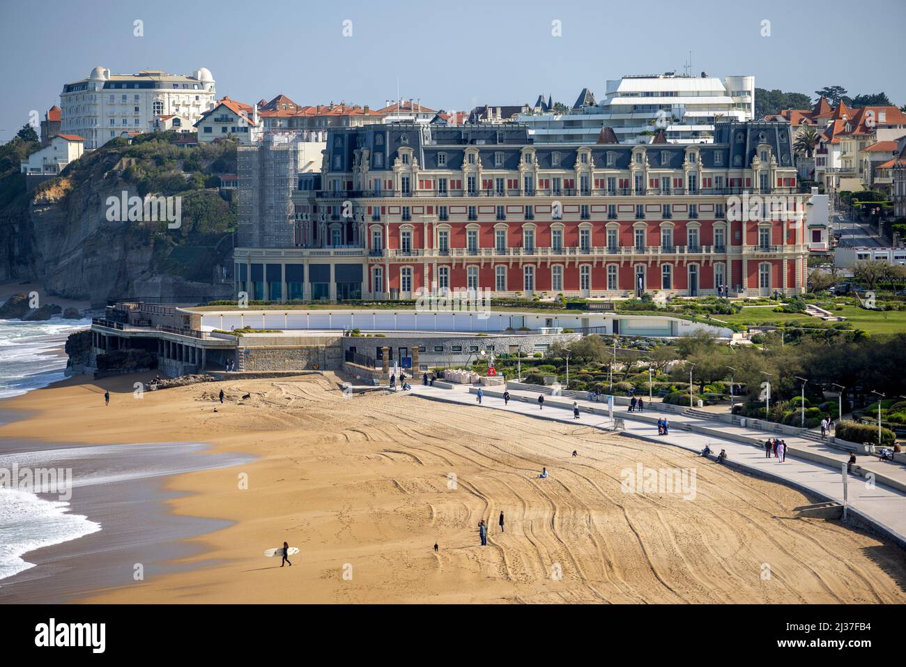 Das Hôtel du Palais (ursprünglich die Villa Eugénie) und der große Strand von Biarritz (atlantische Pyrenäen - Frankreich). Stockfoto