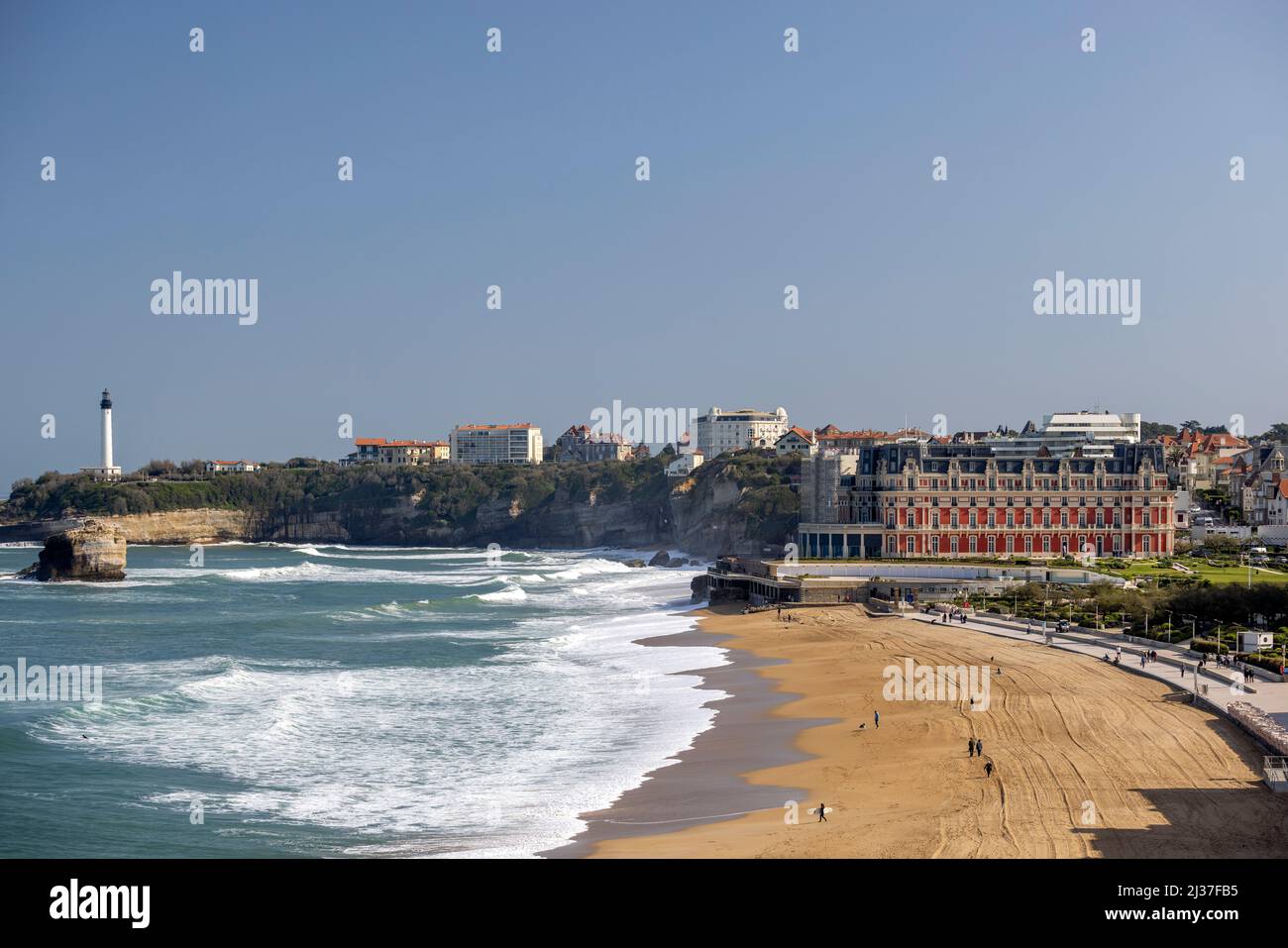 Das Hôtel du Palais (ursprünglich die Villa Eugénie) und der große Strand von Biarritz (atlantische Pyrenäen - Frankreich). Stockfoto