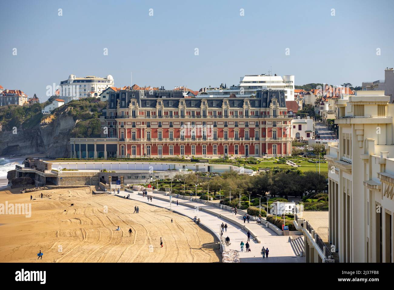 Das Hôtel du Palais (ursprünglich die Villa Eugénie) und der große Strand von Biarritz (atlantische Pyrenäen - Frankreich). Stockfoto
