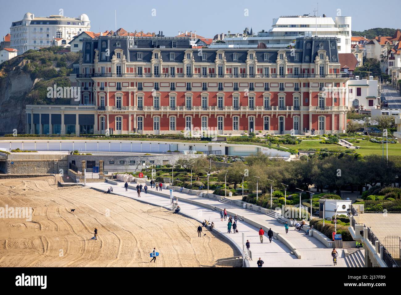 Das Hôtel du Palais (ursprünglich die Villa Eugénie) und der große Strand von Biarritz (atlantische Pyrenäen - Frankreich). Stockfoto