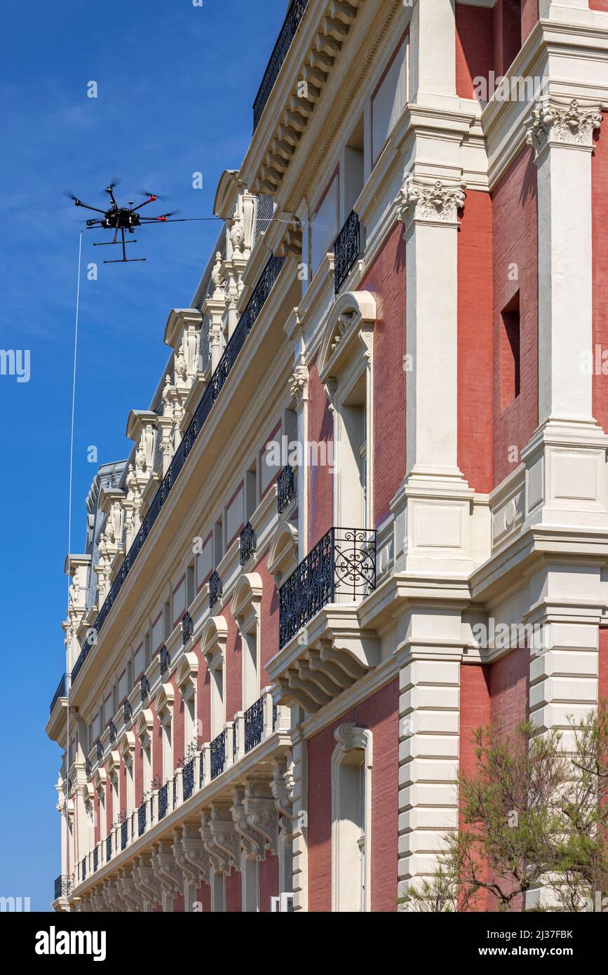 Reinigung der Fassade des Hôtel du Palais in Biarritz mit einer Drohne (Atlantische Pyrenäen - Frankreich). Stockfoto