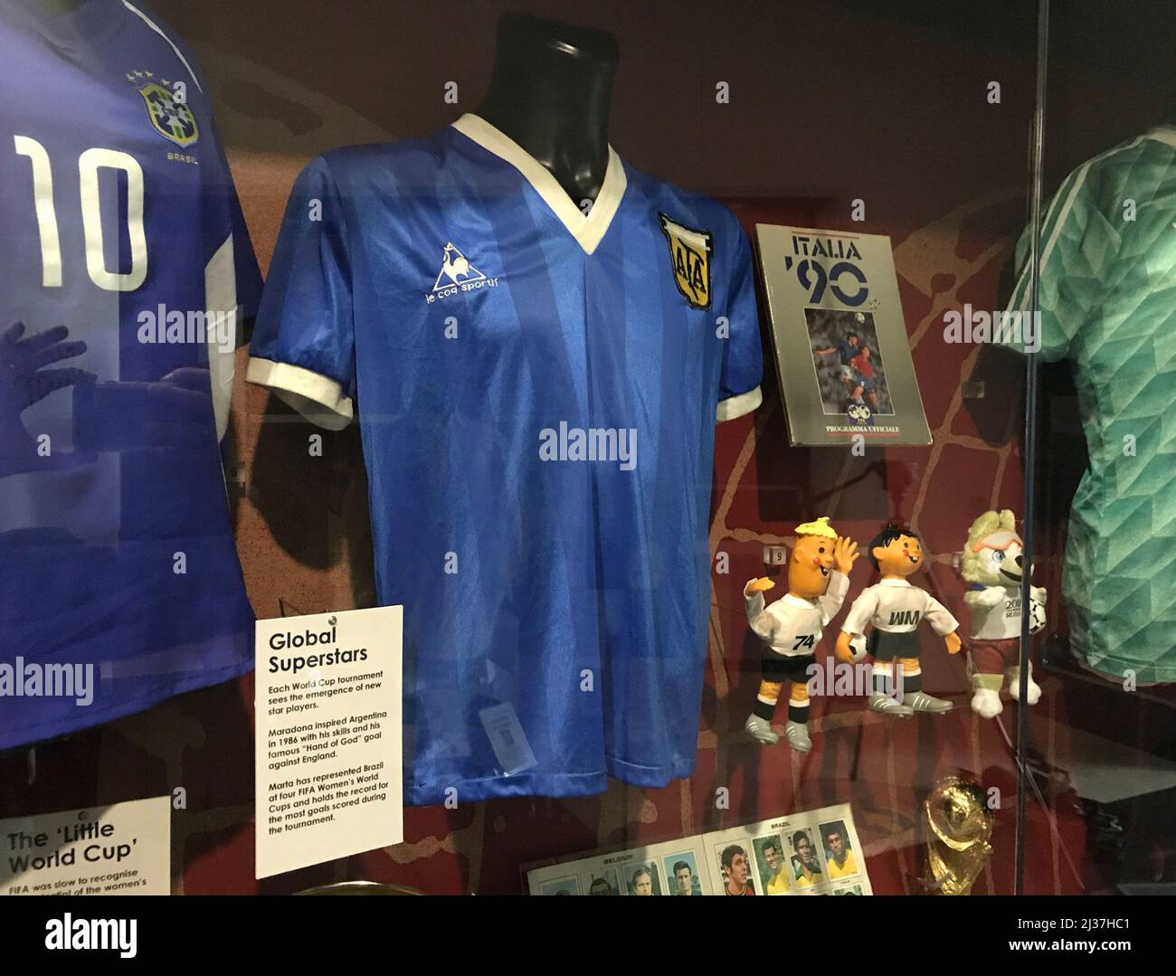 Aktenfoto vom 26-11-2020 des Hemdes, das Diego Maradona getragen hat, als er zwei unvergessliche Tore erzielte, um England aus der Weltmeisterschaft 1986 zu schlagen, darunter die sogenannte 'Hand of God', die bei einer Auktion mehr als 4million £einziehen soll. Ausgabedatum: Mittwoch, 6. April 2022. Stockfoto