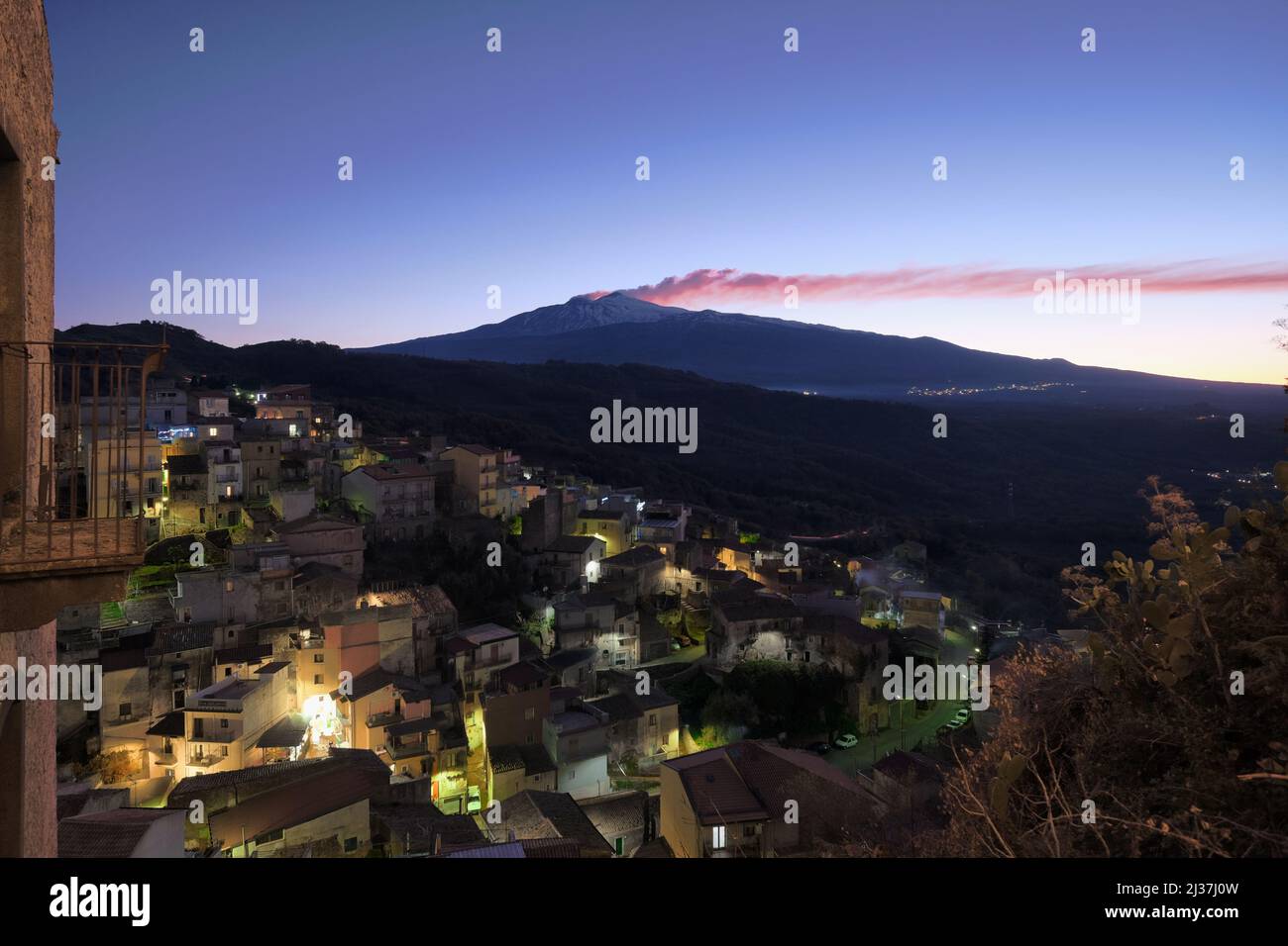 Nachtansicht Castiglione di Sicilia Dorf und Ätna Berg in der Dämmerung, Sizilien Stockfoto
