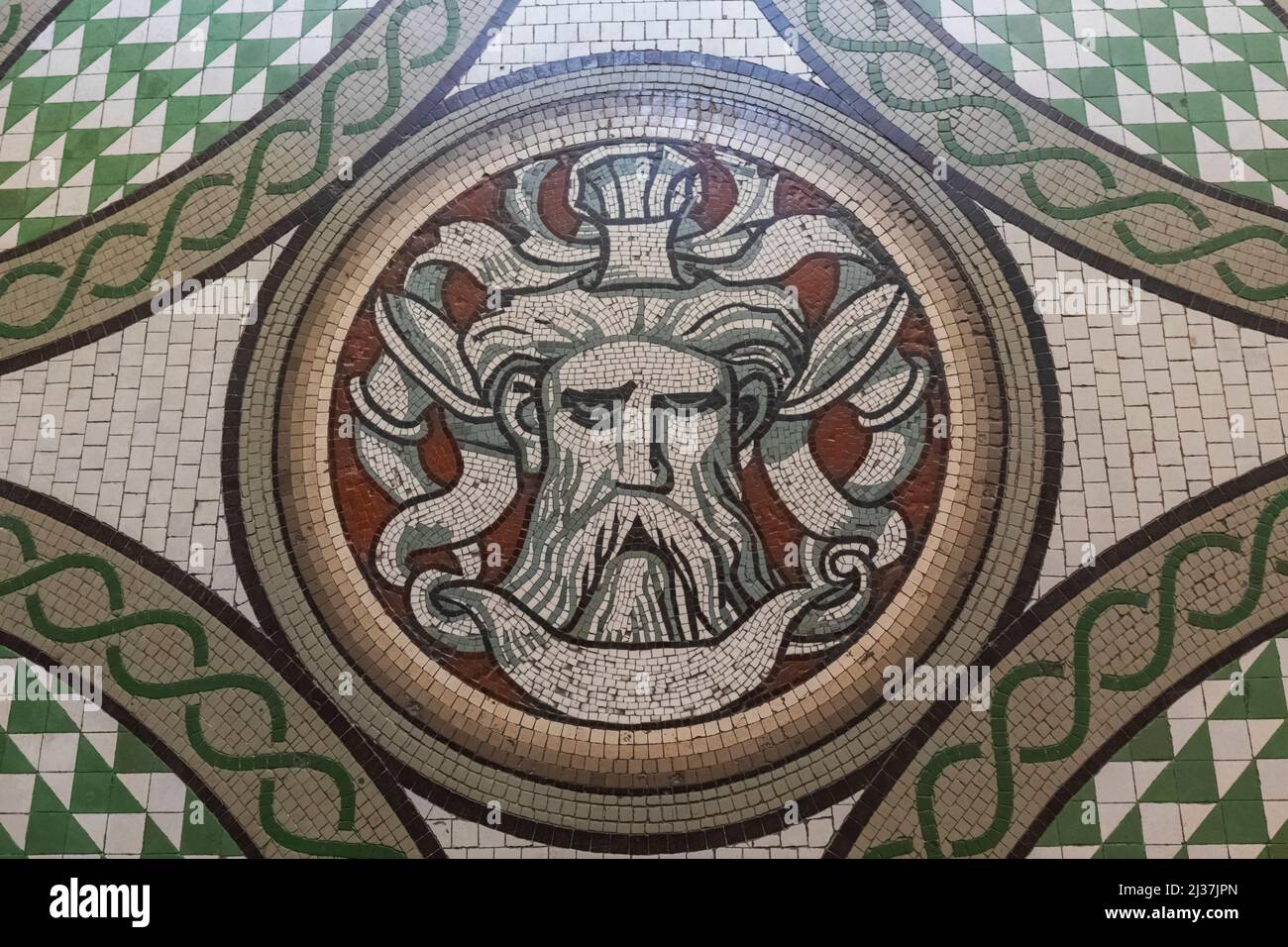 England, London, Knightsbridge, Victoria and Albert Museum, Bodendekoration der Keramiktreppe von Francis Wollaston Thomas Stockfoto