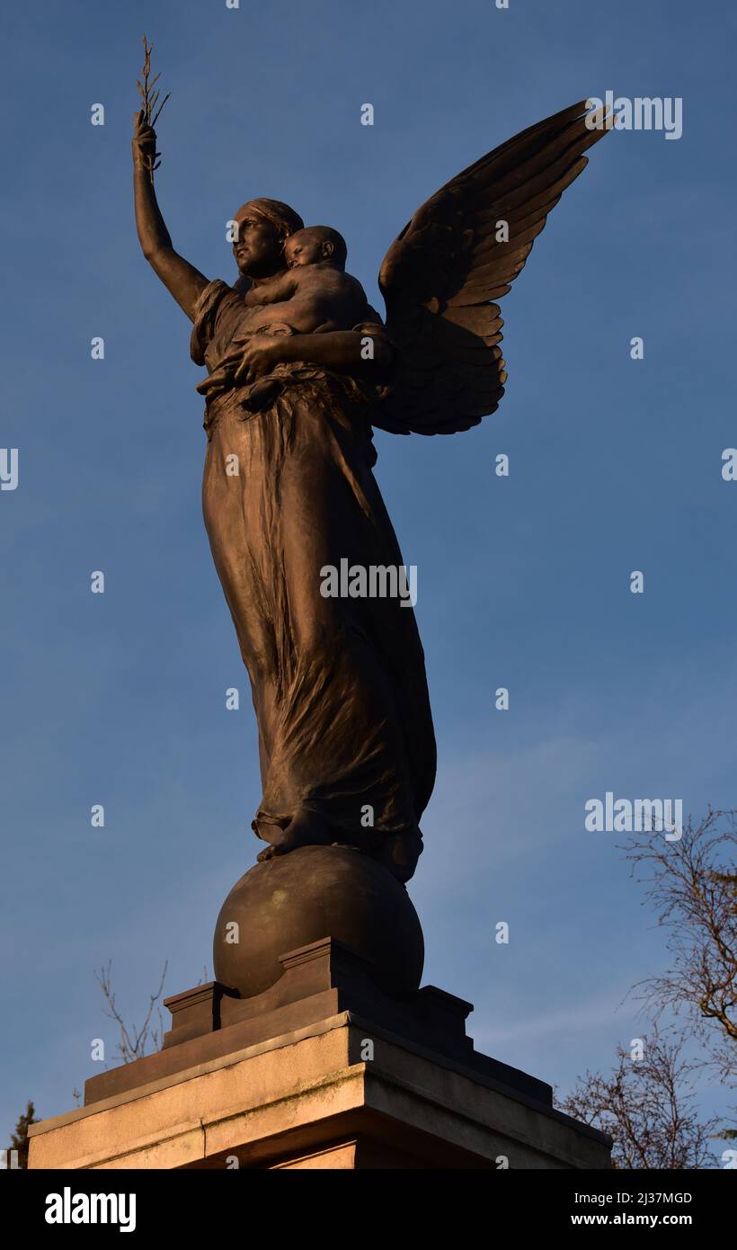 Engel des Friedens & das Kind der Zukunft, Kriegsdenkmal von Edward Alfred Briscoe Drury. St Mary's Ringway, Kidderminster, Worcestershire, England, Großbritannien. Stockfoto