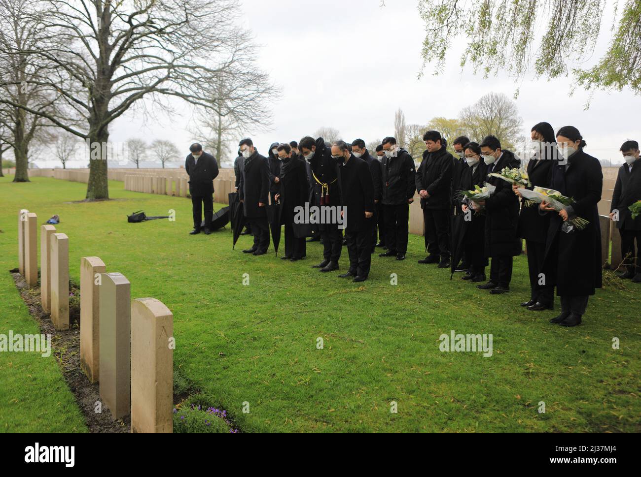 Poperinge, Belgien. 5. April 2022. Chinesische Diplomaten und belgische Beamte zollen den chinesischen Arbeitern, die während des Ersten Weltkriegs gekämpft und gestorben sind, in einer Zeremonie am 5. April 2022 in Poperinge, Belgien, Tribut. Vor über einem Jahrhundert wurden viele junge Chinesen rekrutiert, um während des Ersten Weltkriegs dem Vereinigten Königreich und Frankreich zu helfen, aber viele von ihnen verloren ihr Leben und kehrten nie in ihre Heimat zurück. UM MIT "Chinesen, Belgier trauern um chinesische Arbeiter, die im Ersten Weltkrieg getötet wurden" zu GEHEN.Quelle: Pan Geping/Xinhua/Alamy Live News Stockfoto