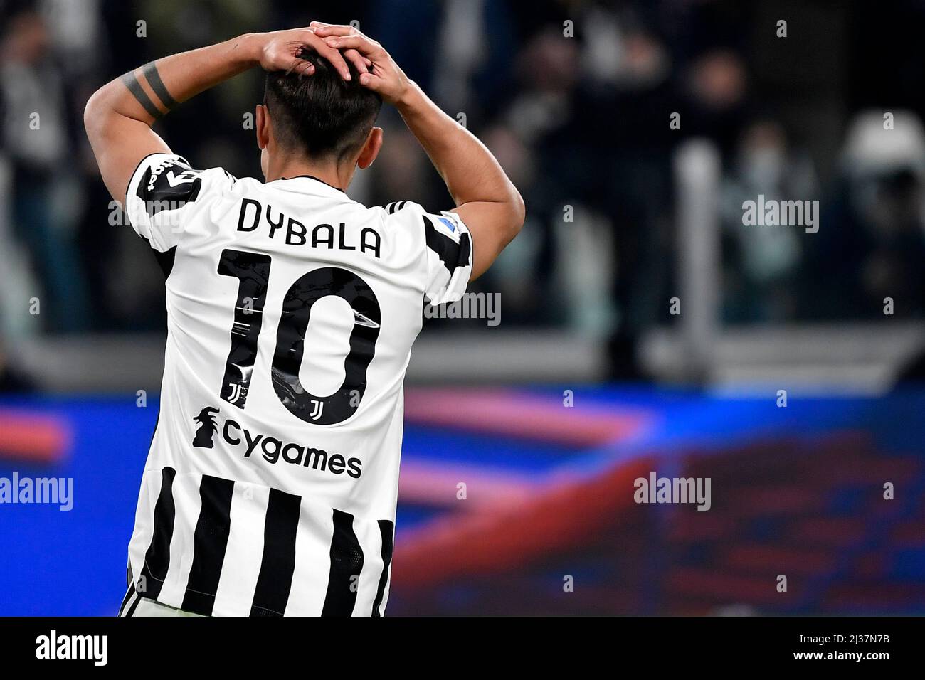 Paulo Dybala vom FC Juventus reagiert während des Fußballspiels der Serie A 2021/2022 zwischen dem FC Juventus und dem FC Internazionale im Juventus-Stadion in Turin Stockfoto