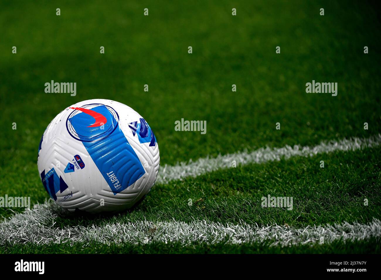 Beim Fußballspiel der Serie A 2021/2022 zwischen dem FC Juventus und dem FC Internazionale im Juventus-Stadion in Turin wird ein Ball in der Spielecke gezeigt Stockfoto