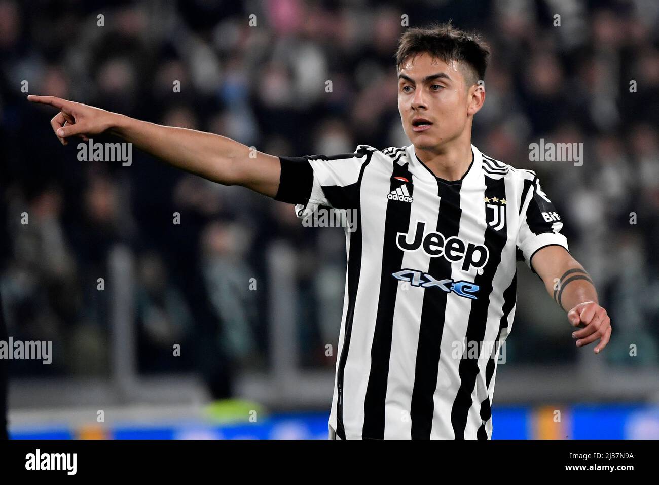 Paulo Dybala vom FC Juventus reagiert während des Fußballspiels der Serie A 2021/2022 zwischen dem FC Juventus und dem FC Internazionale im Juventus-Stadion in Turin Stockfoto