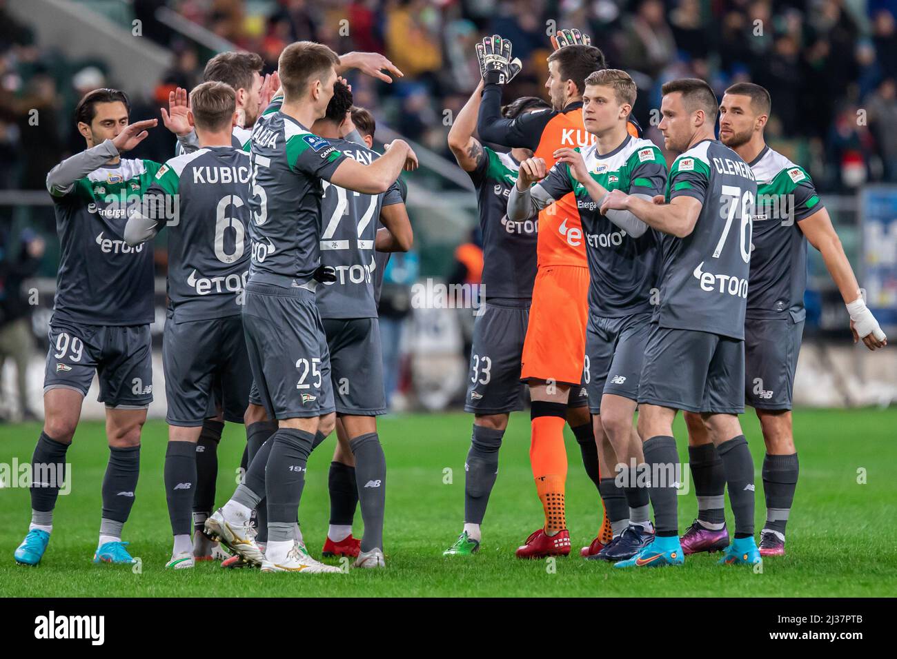 Warschau, Polen. 02. April 2022. Das Team von Lechia Danzig wird während des polnischen Spiels der PKO Ekstraklasa League zwischen Legia Warszawa und Lechia Danzig im Marschall Jozef Pilsudski Legia Warsaw Municipal Stadium gesehen. Endergebnis; Legia Warszawa 2:1 Lechia Danzig. Kredit: SOPA Images Limited/Alamy Live Nachrichten Stockfoto