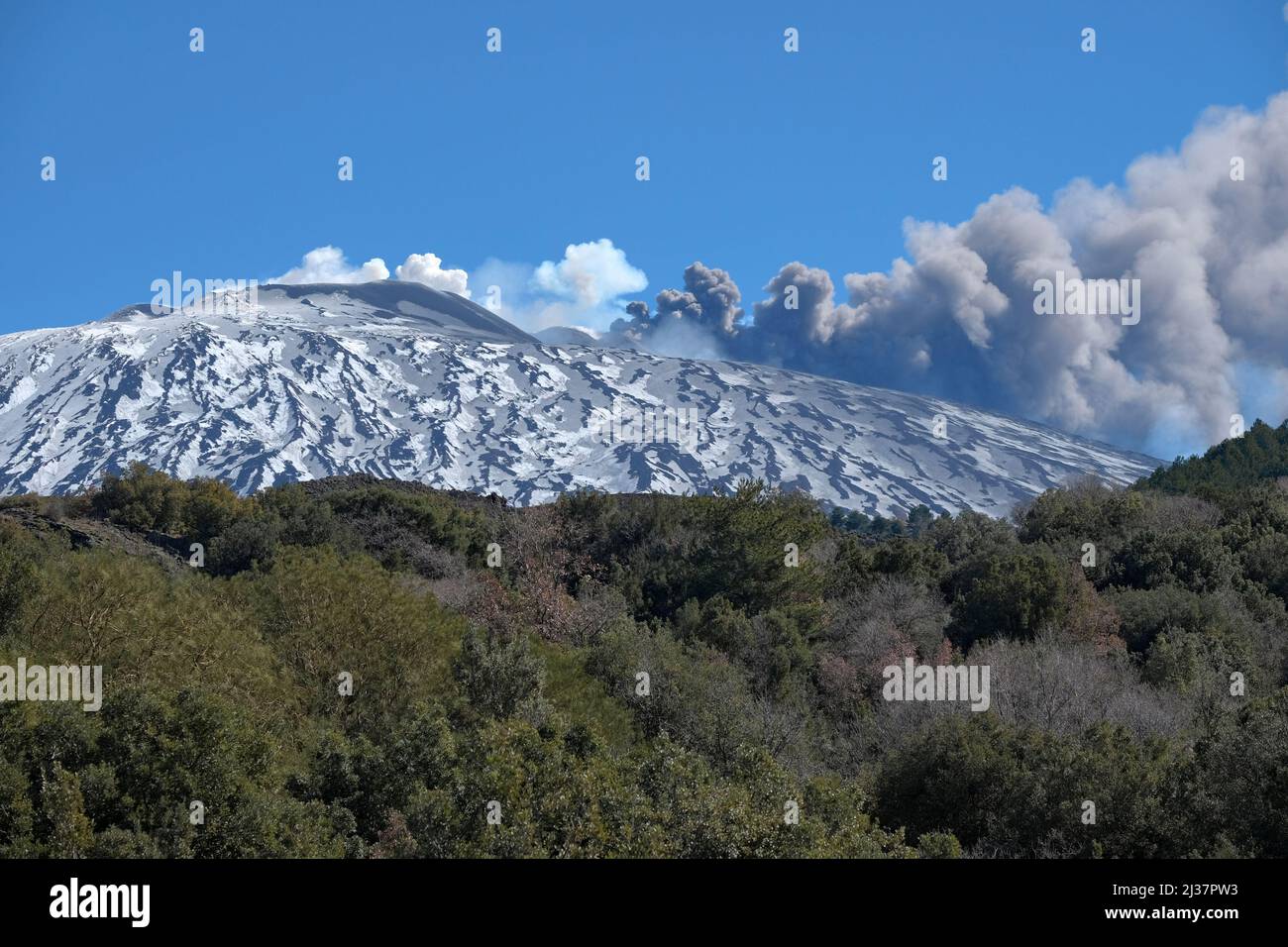 Dunkler Rauch von Vulkanasche auf dem Ätna, Sizilien Stockfoto