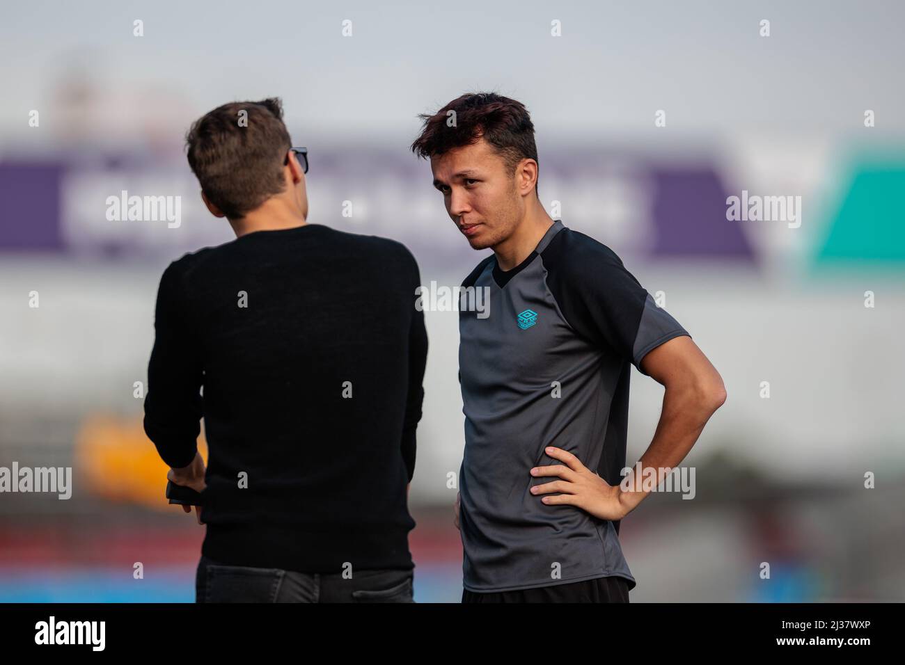 George Russell (GBR) vom Team Mercedes und Alexander Albon (THA) vom Team Williams beim Australian Formel 1 Grand Prix auf der Albert Park Grand Prix Strecke am 6. April 2022. Stockfoto