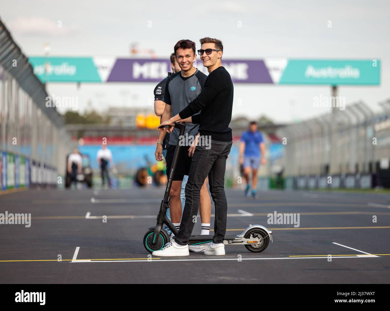 Alexander Albon (THA) vom Team Williams und George Russell (GBR) vom Team Mercedes beim Australian Formel 1 Grand Prix auf der Albert Park Grand Prix Strecke am 6. April 2022. Stockfoto