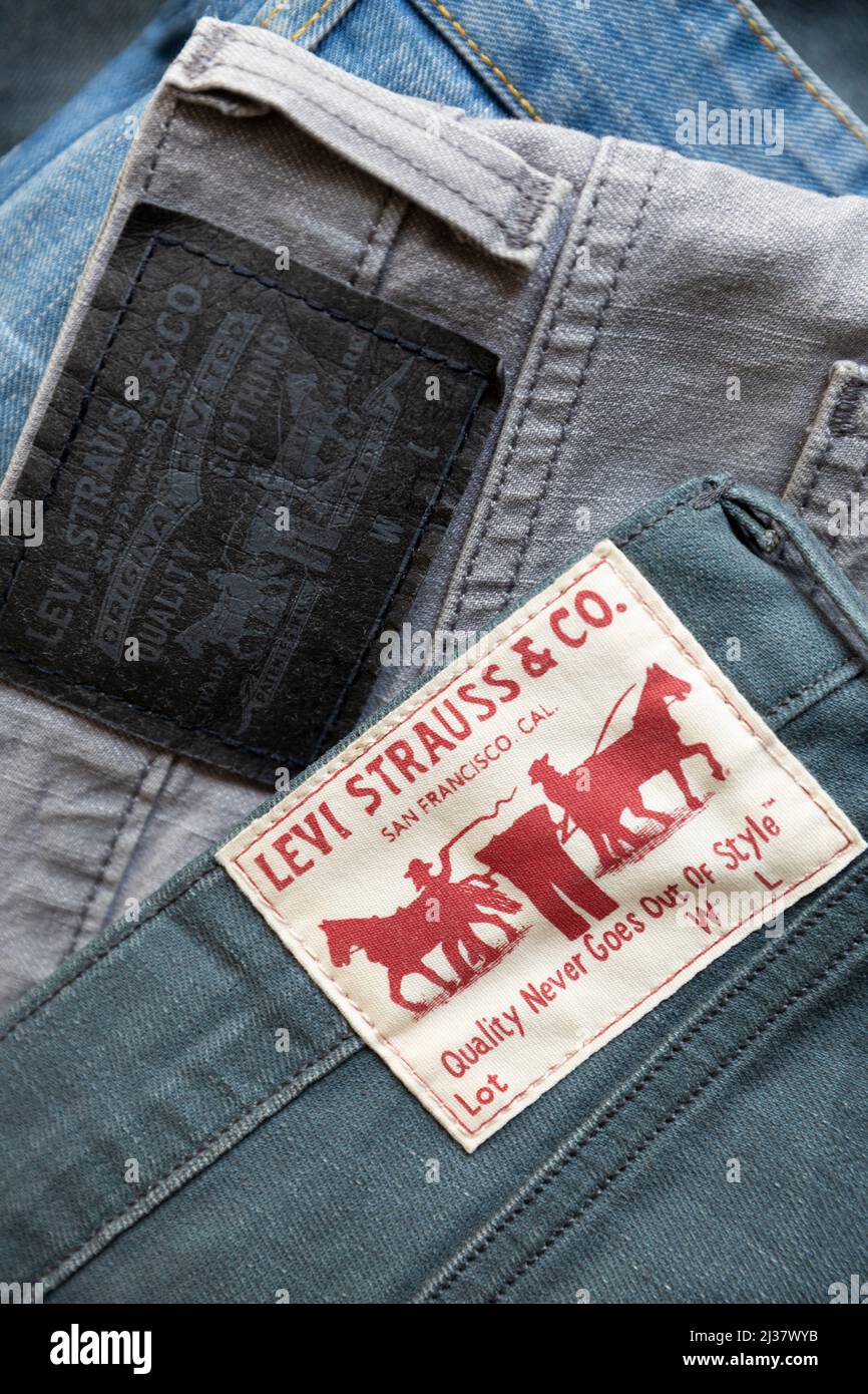 MADRID, SPANIEN - 3. APRIL 2022: Nahaufnahme der Rückseite verschiedener Levi's Jeans. Detail verschiedener Labels mit dem Logo des weltberühmten amerikanischen Clos Stockfoto