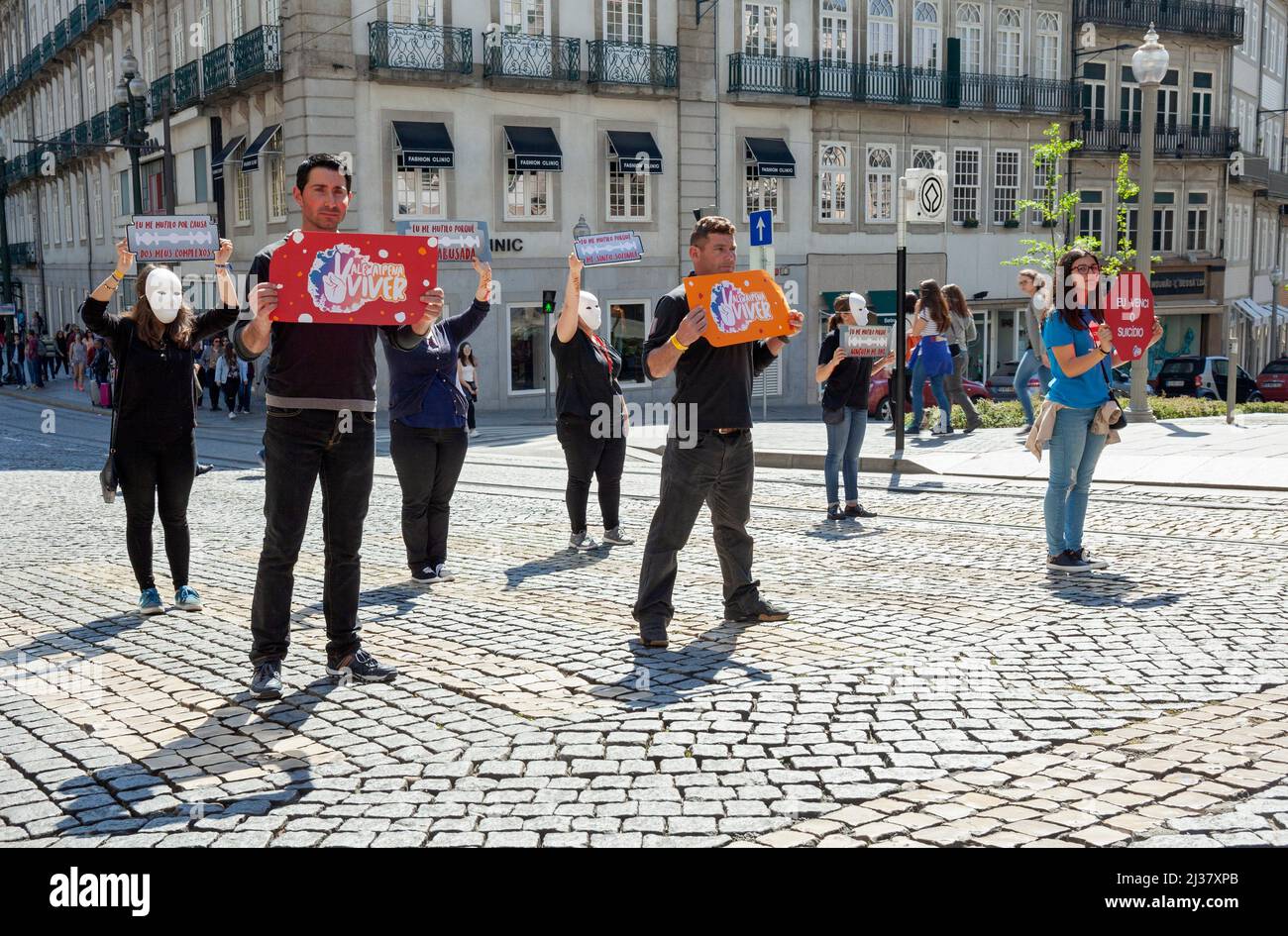 Europa, Portugal, Porto, Praca da Liberdade, Demonstration von Menschen zur Sensibilisierung für psychische Probleme beim Fußgängerüberweg. Stockfoto