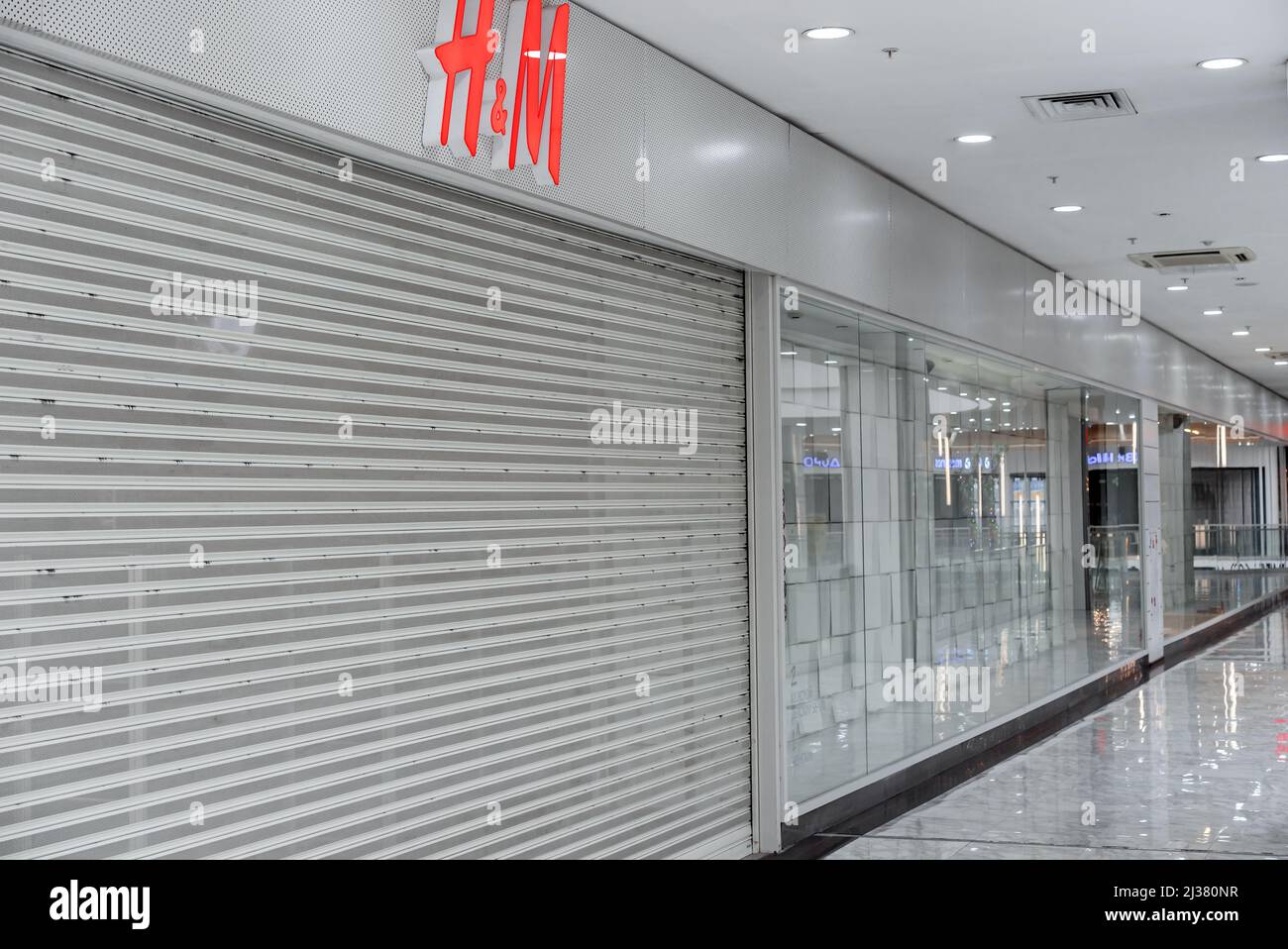 MOSKAU, RUSSLAND - 25. MÄRZ 2022: Aufgrund der Einführung anti-russischer Sanktionen wurde das Geschäft „H&M“ im Moskauer Einkaufszentrum geschlossen. Stockfoto