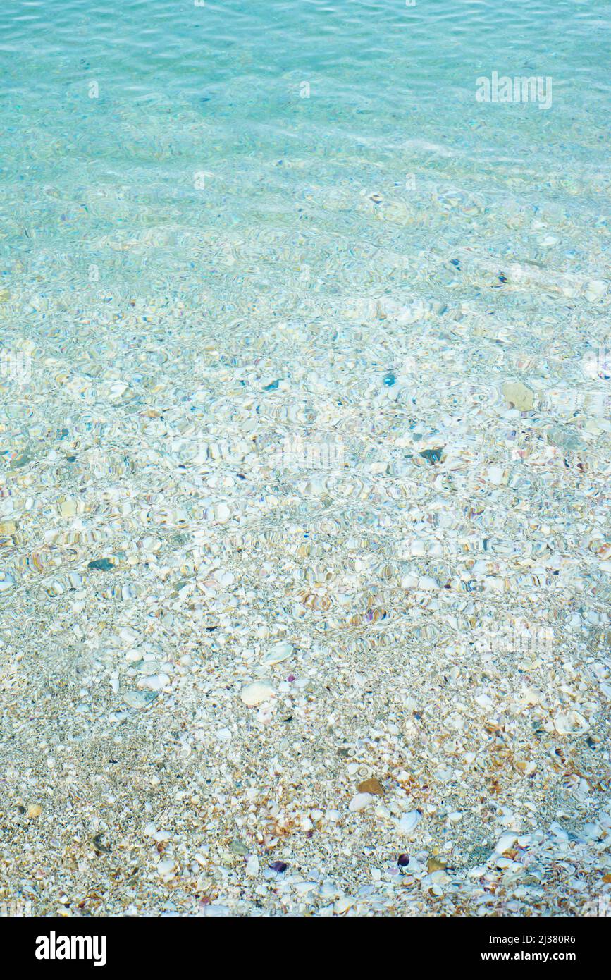 Gefälle natürliches Wasser Meer. Türkisfarbenes Wasser verwandelt sich in Sand. Hintergründe. Stockfoto