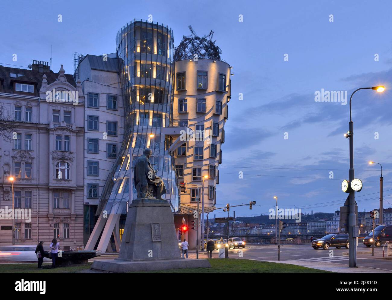 Tanzendes Haus - Moderne Wahrzeichen-Architektur in der Dämmerung, am Ufer des Rašín in Prag Tschechische Republik. Entworfen von Frank Gehry Architekt. Stockfoto