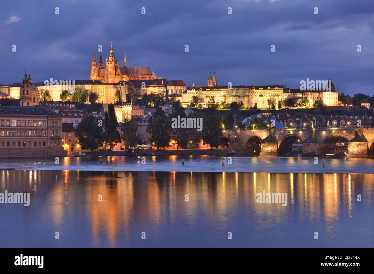 Prager Burg mit Veitsdom, historische Skyline, die sich in der Dämmerung in der Moldau widerspiegelt, Prag Tschechische Republik. Stockfoto