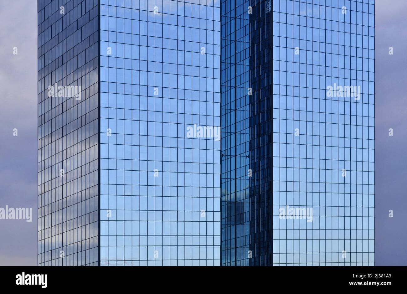 Modernes, mit Glas verkleidetes Bürogebäude im Außenbereich, Prag, Tschechische Republik. Stockfoto
