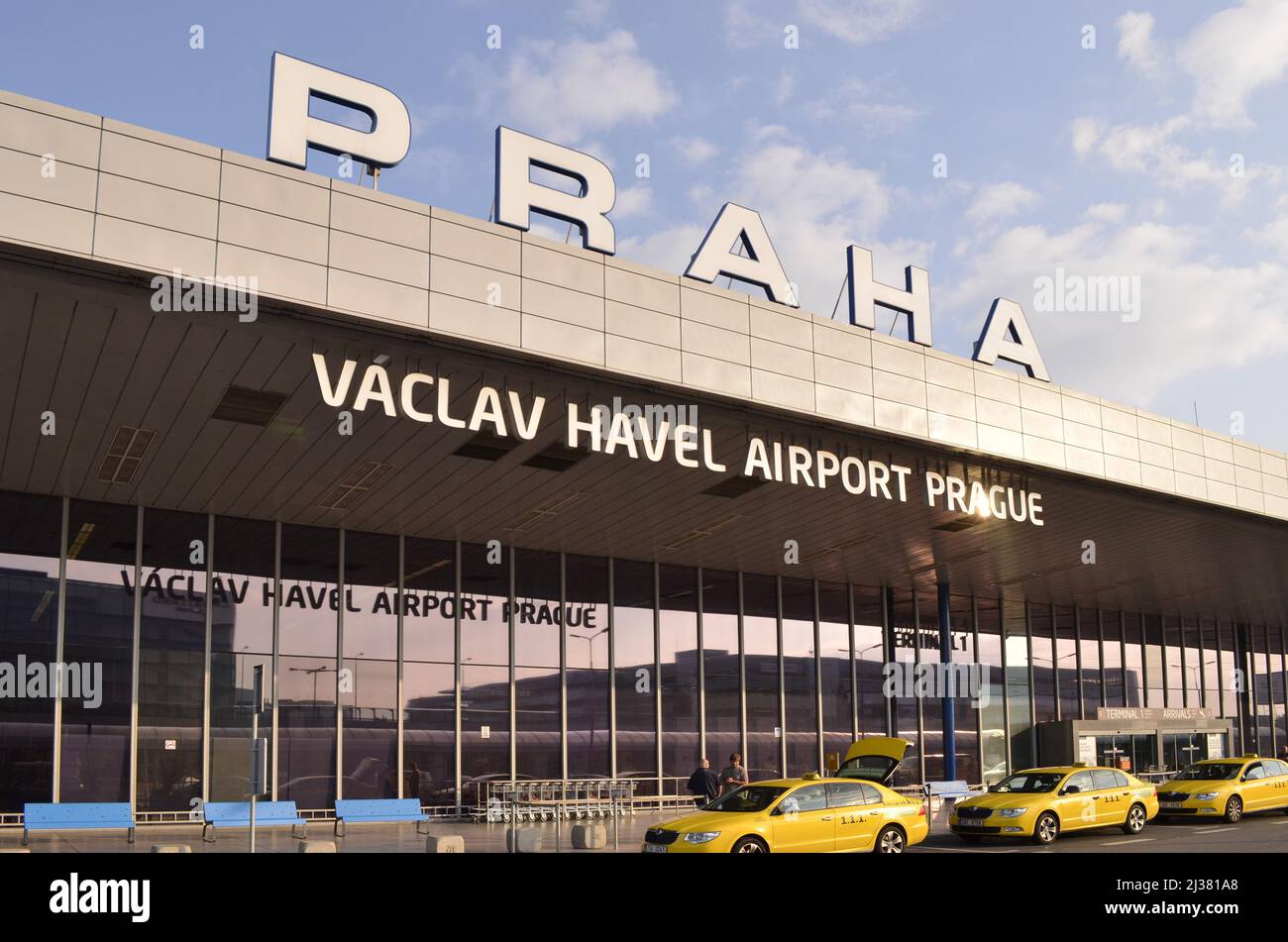 Václav Havel Airport, gelbe Taxis vor Terminal 1 in Prag, Tschechische Republik. Stockfoto