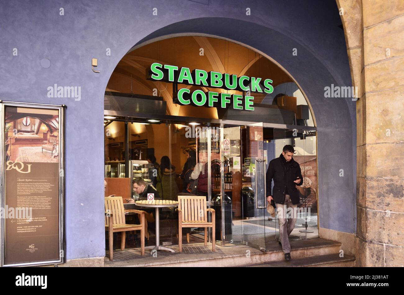 Starbucks Coffee auf dem Altstädter Ring in Prag, Tschechische Republik. Stockfoto