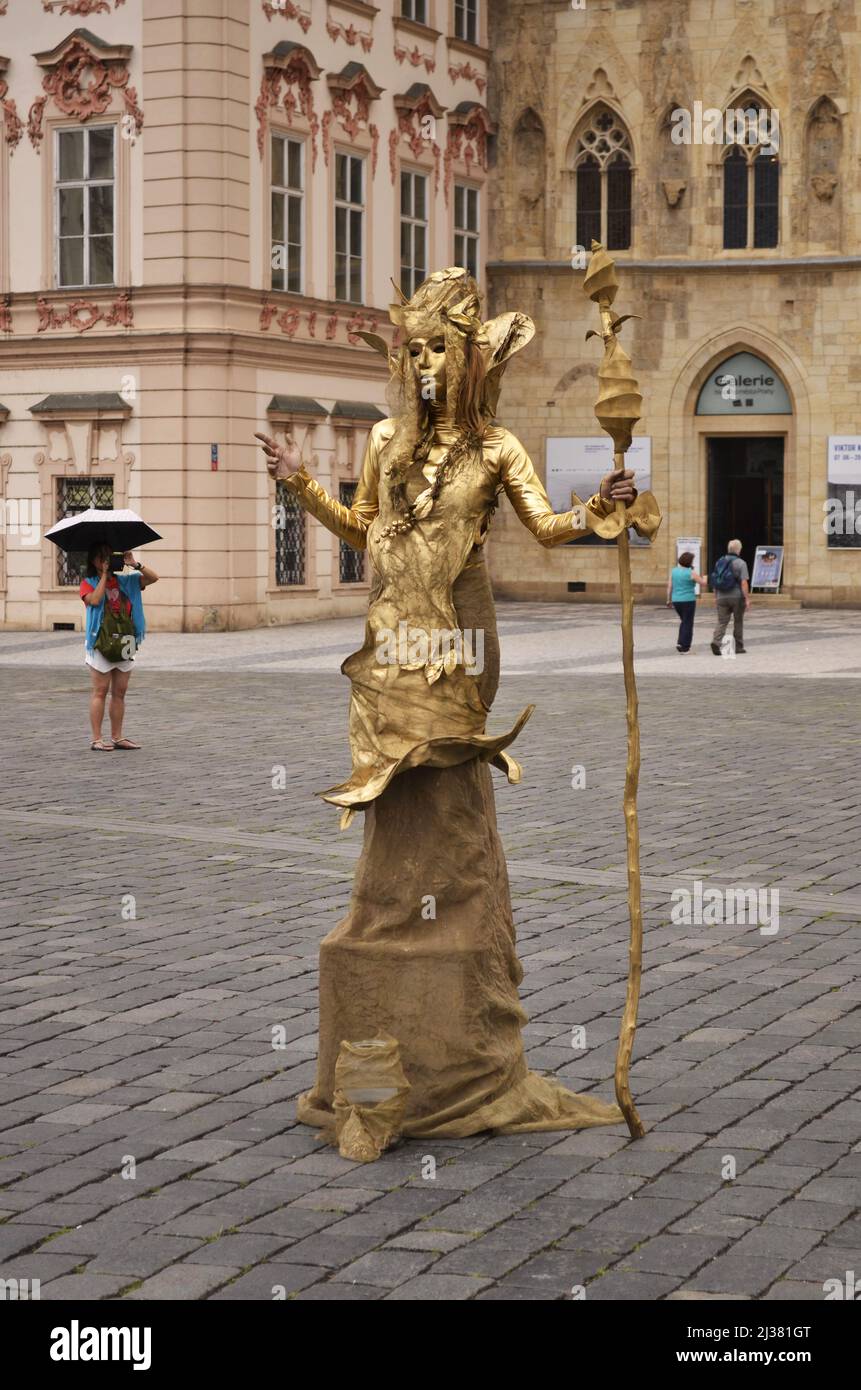 Frau, die als lebende Statue auf dem Altstädter Ring (Staroměstské náměstí) in Prag, Tschechien, posiert. Stockfoto