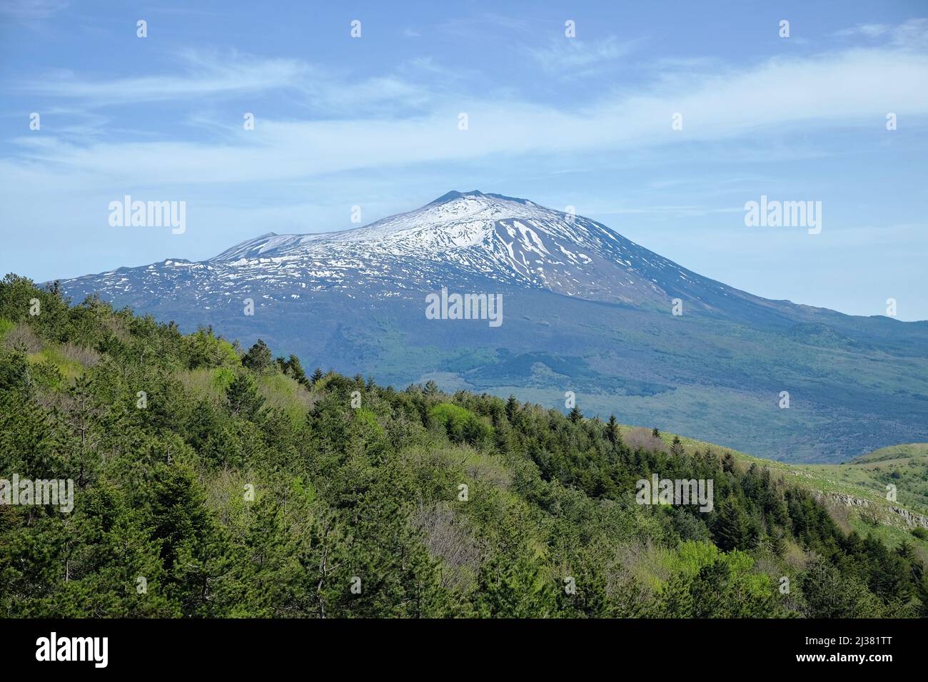 Schneebedeckter Vulkan Ätna aus dem Nebrodi Park, Sizilien Stockfoto