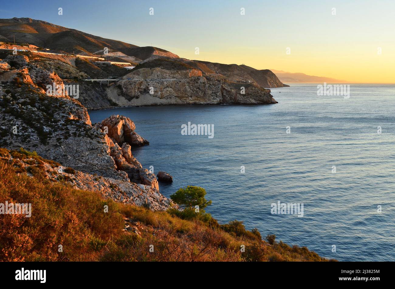 Punta del Cerron felsige Mittelmeerküste, Costa Tropical Andalusien Südspanien. Stockfoto