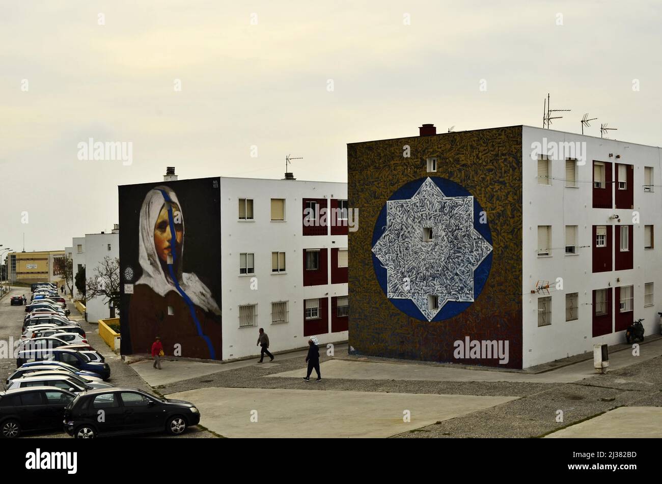Islamische Motive auf der Fassade von Wohnimmobilien in Tarifa Südspanien Europa. Stockfoto
