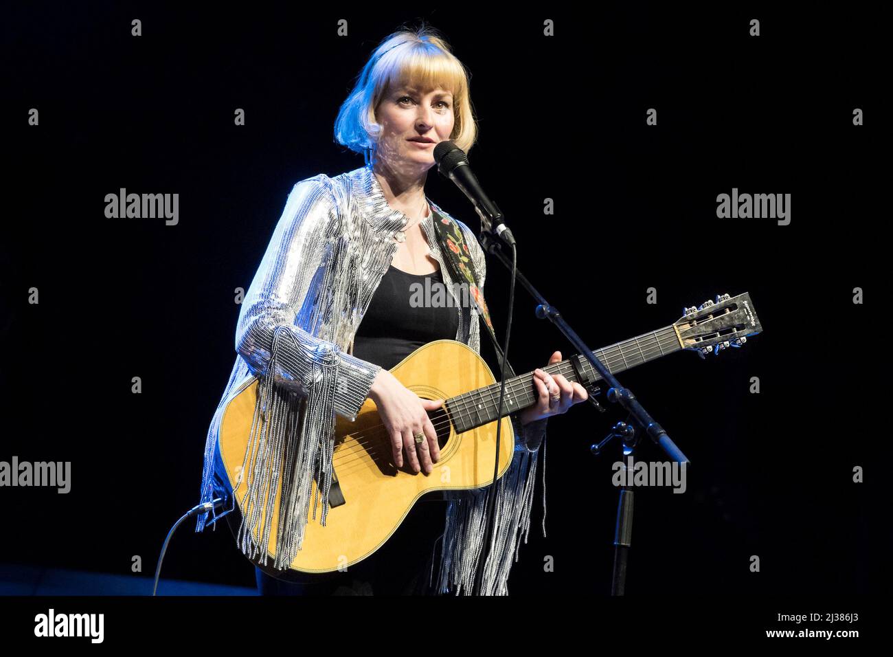 Toronto, Kanada. 04. April 2022. Jenn Grant, ein kanadischer Folk-Pop-Sänger und -Songwriter aus Halifax, Nova Scotia, tritt bei einer ausverkauften Show in der Massey Hall in Toronto auf. Kredit: SOPA Images Limited/Alamy Live Nachrichten Stockfoto