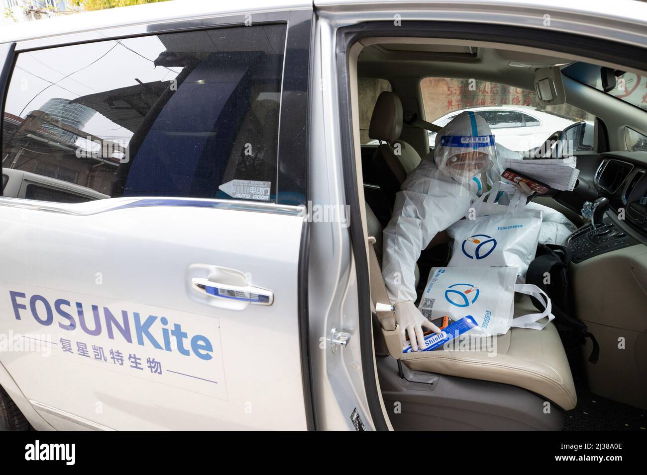 Shanghai, China. 5. April 2022. Der Deliveryman Ye Yifei bereitet sich auf die Lieferung von Medikamenten in Shanghai, Ostchina, vor, 5. April 2022. Während der vorübergehenden geschlossenen Behandlungsdauer in Shanghai ist die Versorgung und Lieferung von Spezialmedikamenten an die Patienten, die diese benötigen, besonders wichtig. Eine Apotheke namens Shanghai Pharma E Pharmacy, die mehr als 260 neue Medikamente, Spezialmedikamente und Medikamente für seltene Krankheiten verkauft, bleibt im Geschäft, um die Medikamente zu liefern und zu liefern. Quelle: Jin Liwang/Xinhua/Alamy Live News Stockfoto