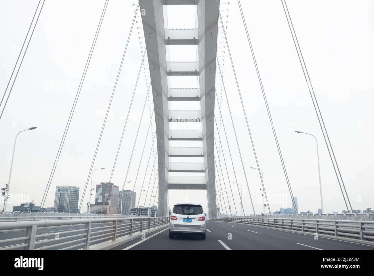 Shanghai, China. 5. April 2022. Ein Auto, das Medikamente liefert, fährt auf der Lupu-Brücke in Shanghai, Ostchina, 5. April 2022. Während der vorübergehenden geschlossenen Behandlungsdauer in Shanghai ist die Versorgung und Lieferung von Spezialmedikamenten an die Patienten, die diese benötigen, besonders wichtig. Eine Apotheke namens Shanghai Pharma E Pharmacy, die mehr als 260 neue Medikamente, Spezialmedikamente und Medikamente für seltene Krankheiten verkauft, bleibt im Geschäft, um die Medikamente zu liefern und zu liefern. Quelle: Jin Liwang/Xinhua/Alamy Live News Stockfoto