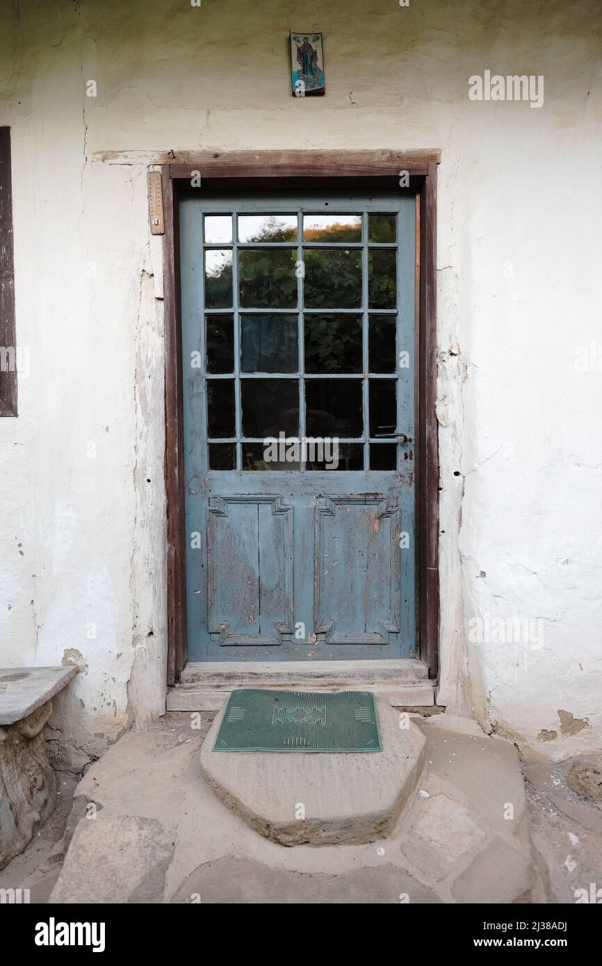 JERMA-TAL, PIROT, SERBIEN - 29. JULI 2017: Holztür der traditionellen Architektur in Serbien Stockfoto