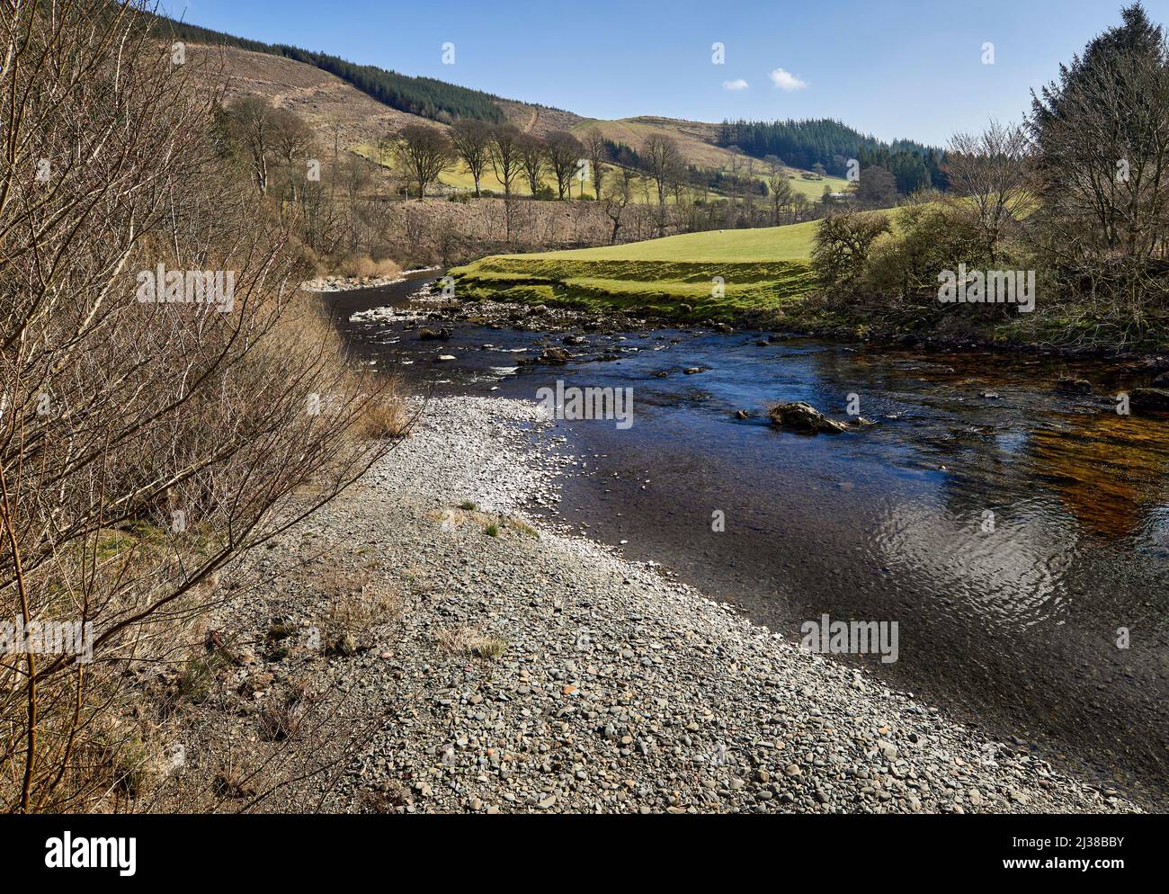 Ein sonniger Blick flussabwärts des Flusses Esk von der Brücke bei Bentpath Stockfoto