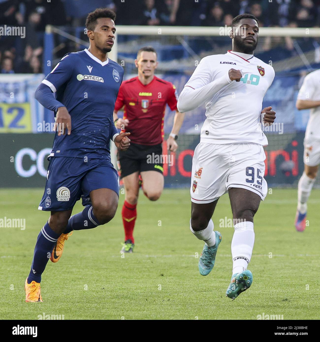 Ferrara, Italien. 05. April 2022. Ferrara (FE), Italia, 5 Aprile, stadio Paolo Mazza, 33Â giornata Campionato Serie BKT 2021/2022, incontro tra le squadre della Spal e del Cosenza Calcio, nella foto: 17 Elia Capradossi, 95 Gaetan Laura Credit: Independent Photo Agency/Alamy Live News Stockfoto