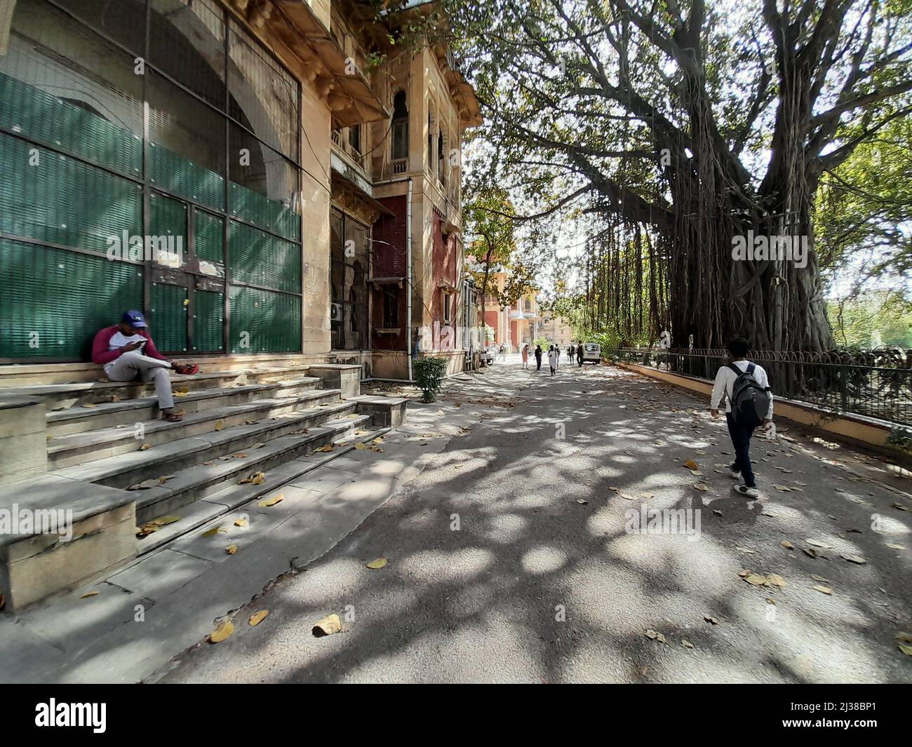 (4/4/2022) die Regierung DER NEW UP hat die landesweite „Schule Chalo Abhiyan“ ins Leben gerufen, um die verlorene Studie der letzten beiden Sitzungen aufgrund der Corona-Pandemie in Uttar Pradesh, Indien, zu vertuschen. Die Universität Allahabad ist eine zentrale Universität des Kollegiums in Prayagraj, Uttar Pradesh, Indien. Es wurde am 23. September 1887 durch ein Gesetz des Parlaments gegründet und ist als Institut von nationaler Bedeutung (INI) anerkannt. Es ist eine der ältesten modernen Universitäten in Indien. Seine Ursprünge liegen im Muir Central College, benannt nach dem LT. Gouverneur der nordwestlichen Provinzen, Sir William Muir im Jahr 1876, der den ausweis vorgeschlagen hatte Stockfoto