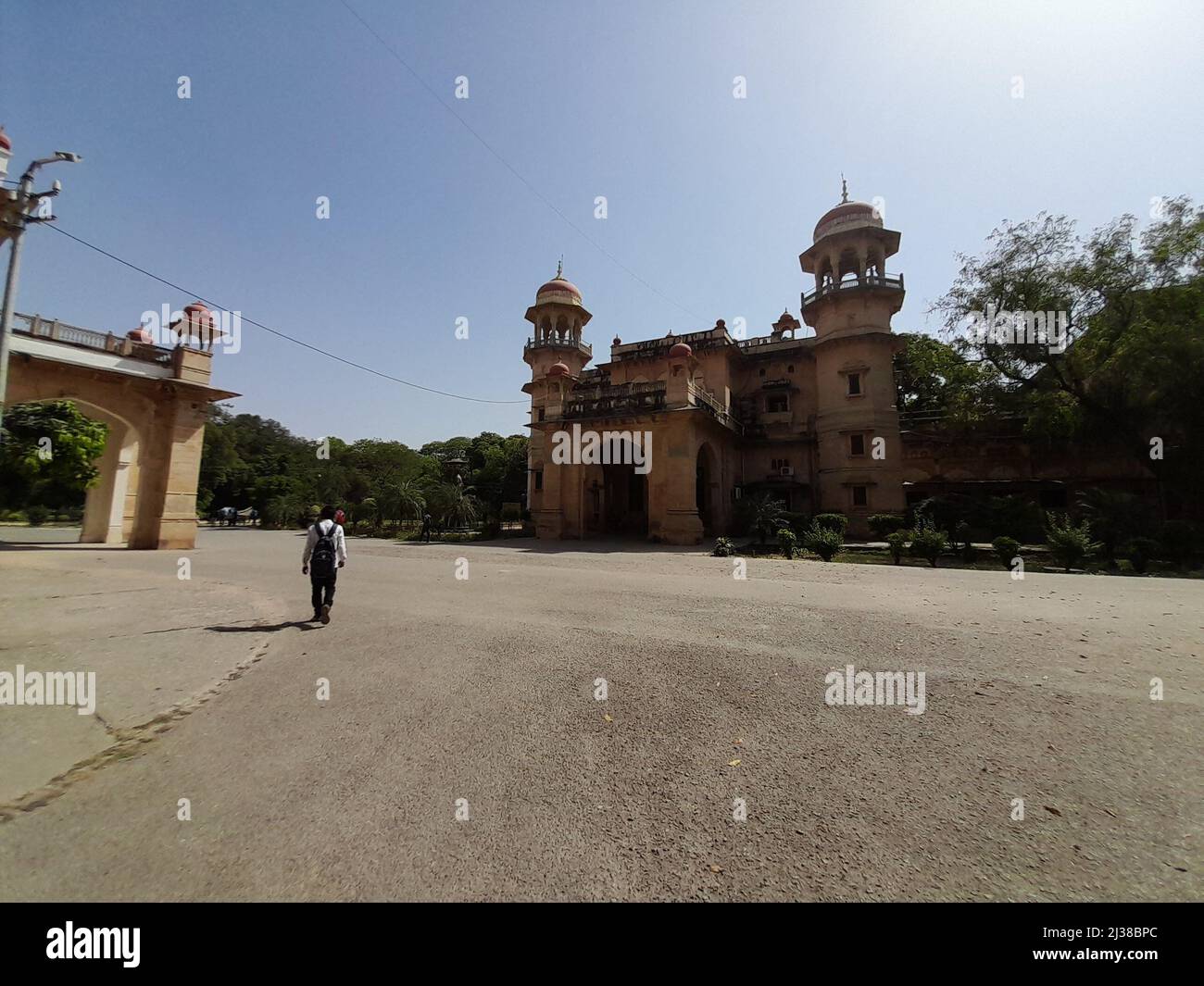 (4/4/2022) die Regierung DER NEW UP hat die landesweite „Schule Chalo Abhiyan“ ins Leben gerufen, um die verlorene Studie der letzten beiden Sitzungen aufgrund der Corona-Pandemie in Uttar Pradesh, Indien, zu vertuschen. Die Universität Allahabad ist eine zentrale Universität des Kollegiums in Prayagraj, Uttar Pradesh, Indien. Es wurde am 23. September 1887 durch ein Gesetz des Parlaments gegründet und ist als Institut von nationaler Bedeutung (INI) anerkannt. Es ist eine der ältesten modernen Universitäten in Indien. Seine Ursprünge liegen im Muir Central College, benannt nach dem LT. Gouverneur der nordwestlichen Provinzen, Sir William Muir im Jahr 1876, der den ausweis vorgeschlagen hatte Stockfoto