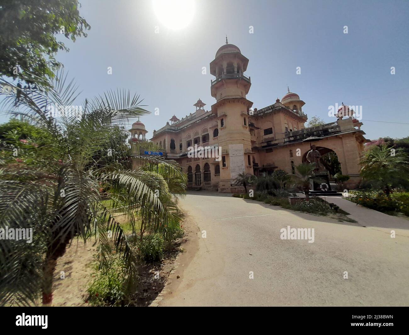 (4/4/2022) die Regierung DER NEW UP hat die landesweite „Schule Chalo Abhiyan“ ins Leben gerufen, um die verlorene Studie der letzten beiden Sitzungen aufgrund der Corona-Pandemie in Uttar Pradesh, Indien, zu vertuschen. Die Universität Allahabad ist eine zentrale Universität des Kollegiums in Prayagraj, Uttar Pradesh, Indien. Es wurde am 23. September 1887 durch ein Gesetz des Parlaments gegründet und ist als Institut von nationaler Bedeutung (INI) anerkannt. Es ist eine der ältesten modernen Universitäten in Indien. Seine Ursprünge liegen im Muir Central College, benannt nach dem LT. Gouverneur der nordwestlichen Provinzen, Sir William Muir im Jahr 1876, der den ausweis vorgeschlagen hatte Stockfoto